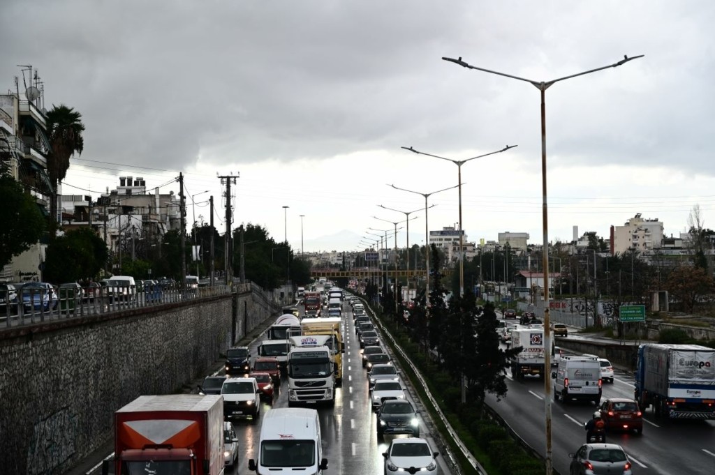 “Βούλιαξε” ο Κηφισός – Χαμός σε πολλούς δρόμους – Η κίνηση τώρα