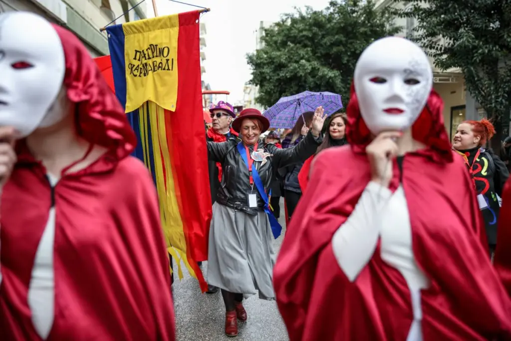 Σε φουλ καρναβαλικούς ρυθμούς η Πάτρα – Πάνω από 50.000 καρναβαλιστές – Δεν υπάρχει δωμάτιο ούτε για δείγμα