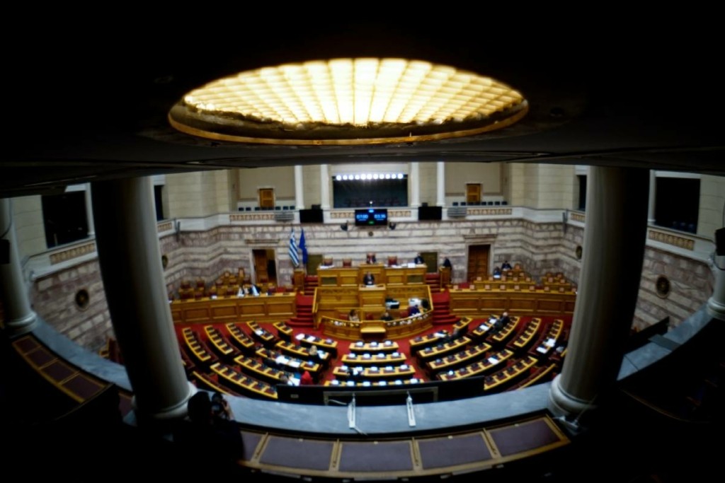 Η Βουλή ψηφίζει για το “μπλόκο” στο κόμμα του Κασιδιάρη – Ποια στάση θα κρατήσουν τα κόμματα