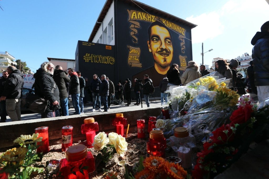 Πλήθος κόσμου στο τρισάγιο στη μνήμη του Άλκη Καμπανού – Έστειλαν μήνυμα κατά της βίας (pics&vid)