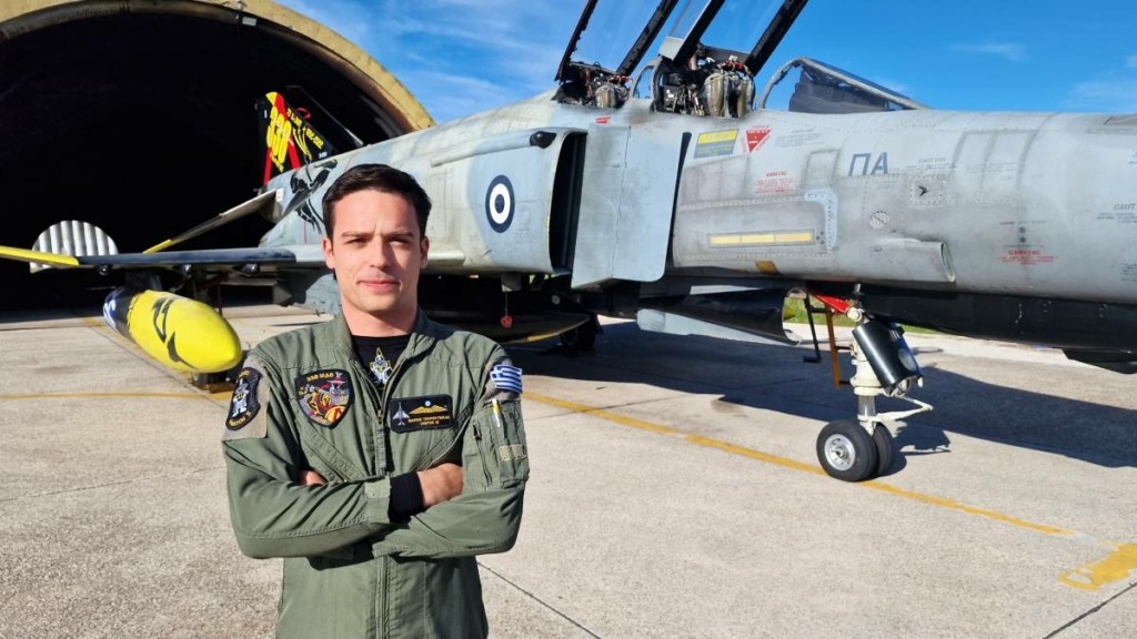Σήμερα το “αντίο” στον συγκυβερνήτη του F-4 Phantom Τουρούτσικα – Οδηγείται στην “αγκαλιά” της αρκαδικής γης