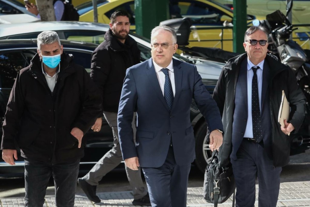 Μήνυση κατά του απόστρατου αστυνομικού κατέθεσε ο Θεοδωρικάκος – “Θα τους πάω μέχρι τέλους” (vid)