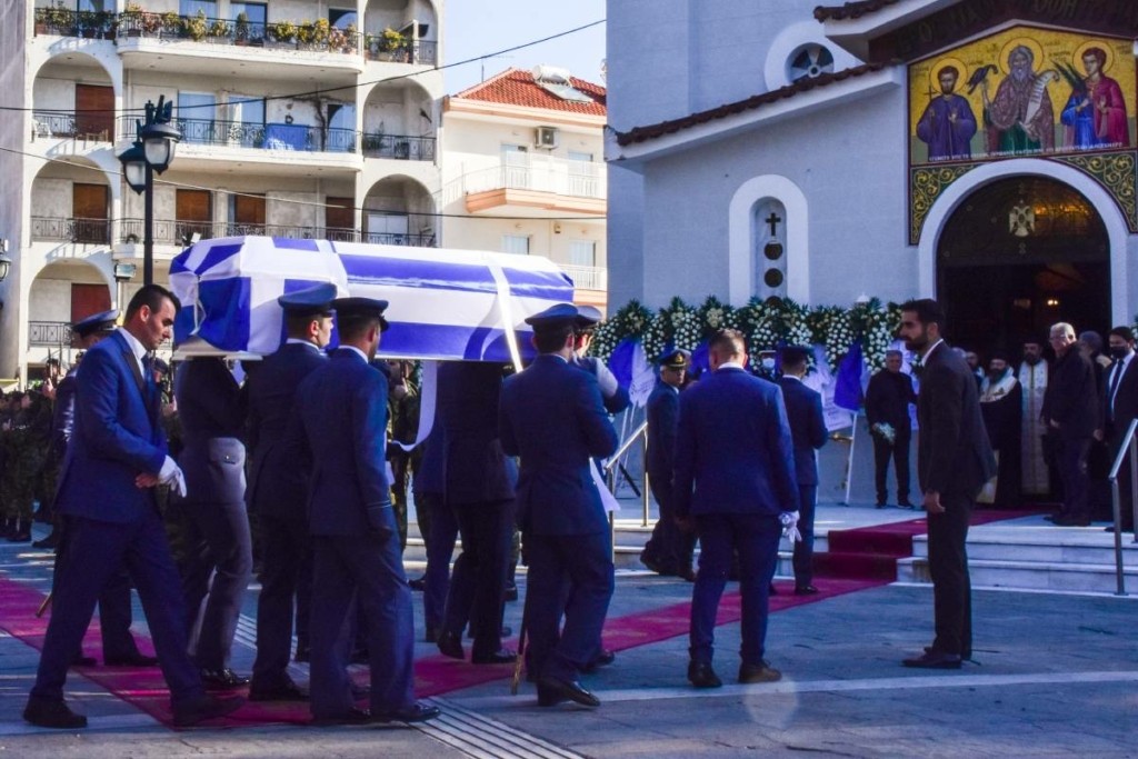 Δάκρυσαν όλοι στην κηδεία του Τουρούτσικα – “Πέθανε όπως ήθελε, νέος και γεμάτος Ελλάδα” – Σπάραξε ο πατέρας του (pics&vid)