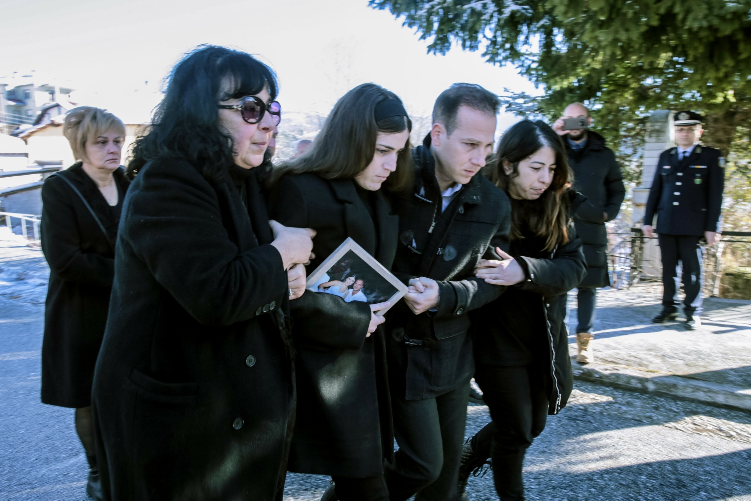 Κατέρρευσε η σύντροφος του Στάθη Τσιτλακίδη την ώρα της ταφής – Κρατούσε στα χέρια φωτογραφία τους (pics&vid)