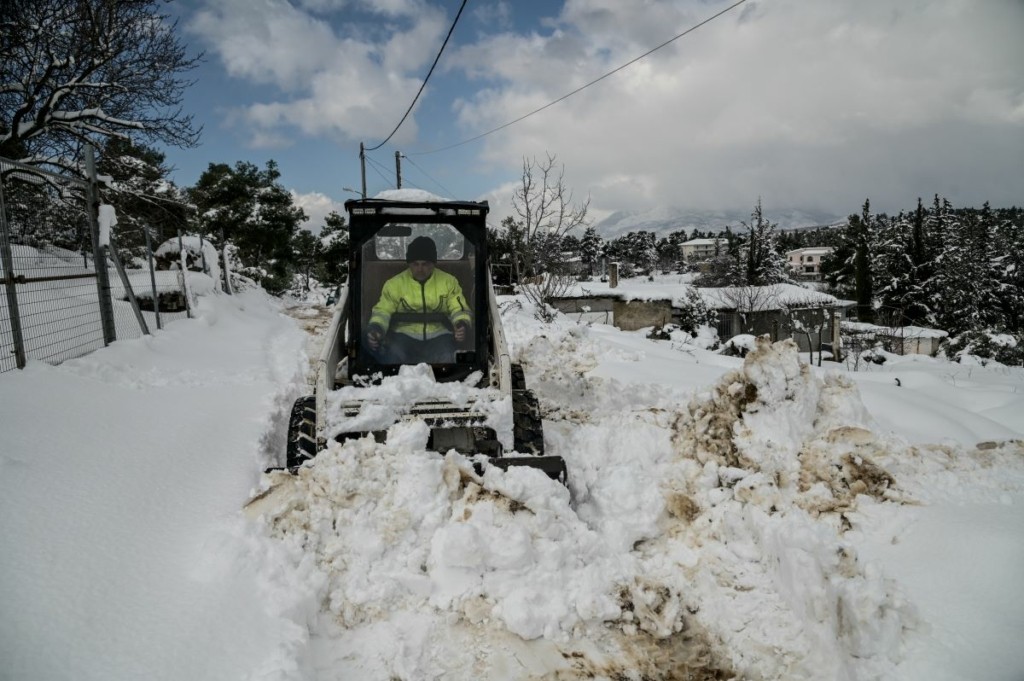 Τι ώρα ανοίγουν τα εμπορικά την Πέμπτη λόγω κακοκαιρίας – Τι ισχύει για delivery και courier