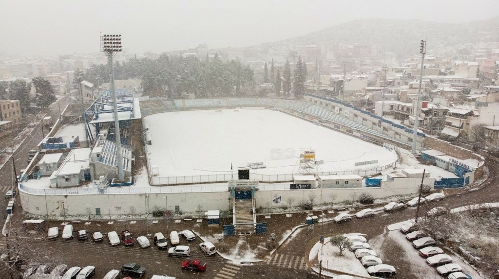 Αναβλήθηκε ο ημιτελικός του Κυπέλλου Λαμία-ΠΑΟΚ – Η “Μπάρμπαρα” έντυσε στα λευκά το γήπεδο (pics)