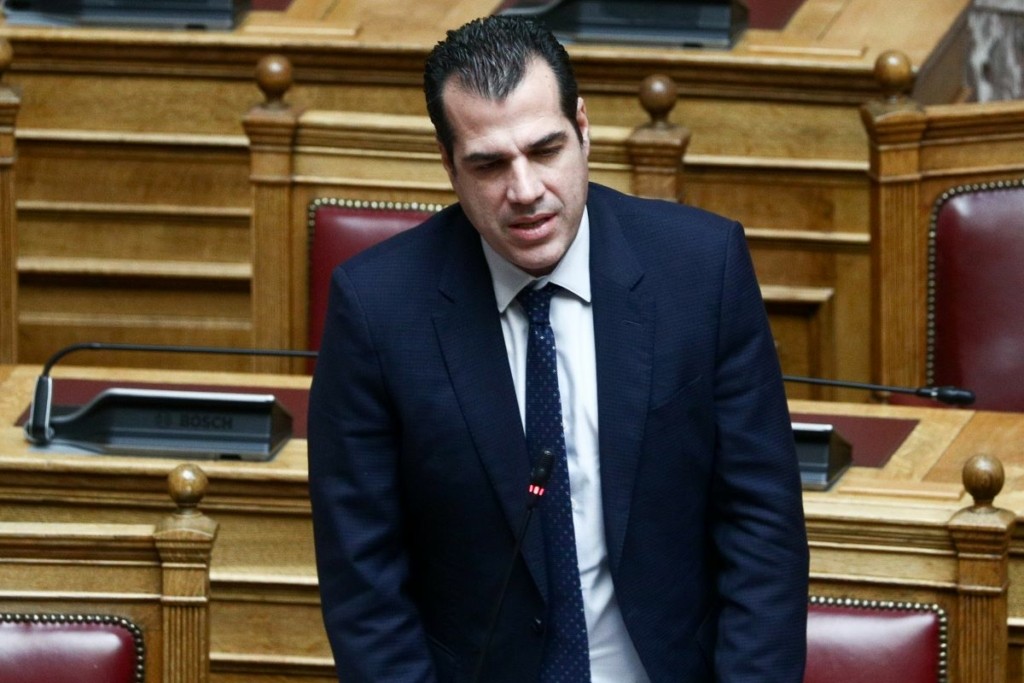 Πλεύρης για το ναζιστικό χαιρετισμό του πατέρα του – “Με σόκαρε, αλλά τον αγαπώ”