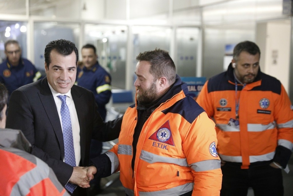 Έφτασε στην Ελλάδα η “ηρωική” αποστολή της ΕΜΑΚ – Η υποδοχή του Πλεύρη στο αεροδρόμιο