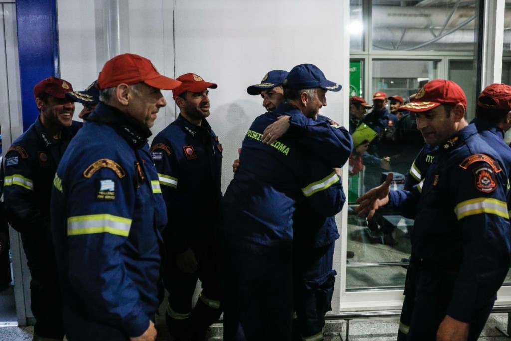 Συγκίνηση στην υποδοχή των ηρώων της ΕΜΑΚ – “Κάναμε αυτό που θα κάναμε και στην πατρίδα μας” (vids)