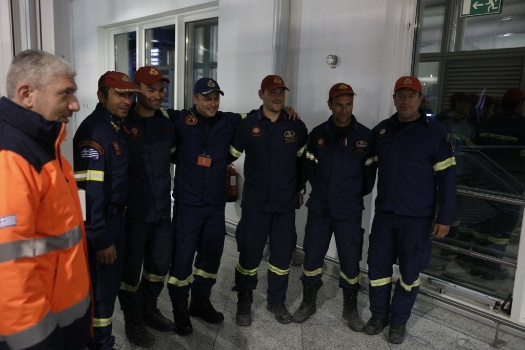 Η ηρωική προσπάθεια των ανδρών της ΕΜΑΚ – Η διάσωση του 7χρονου κοριτσιού που συγκλονίζει (vid)