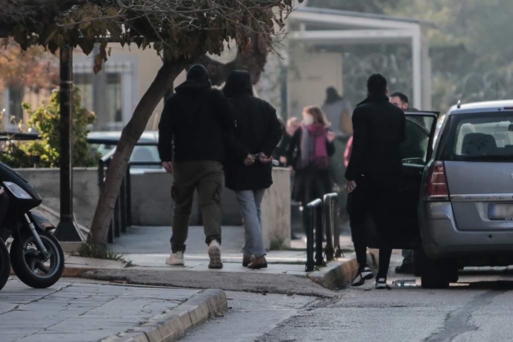 Βιασμός 12χρονης – Σοκάρουν οι μαρτυρίες – “Έμπαινε στο μαγαζί κι έκλειναν τα ρολά”