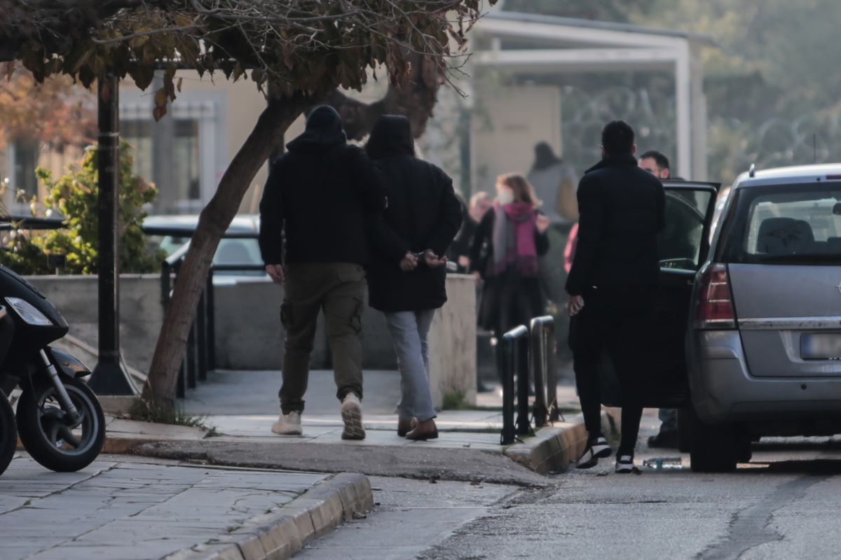 Βιασμός 12χρονης – Σοκάρουν οι μαρτυρίες – “Έμπαινε στο μαγαζί κι έκλειναν τα ρολά”