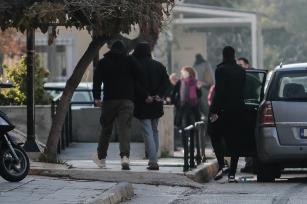Όταν η 12χρονη έπαιζε με την κόρη του βιαστή της – Αποκαλύψεις που ανατριχιάζουν (vid)
