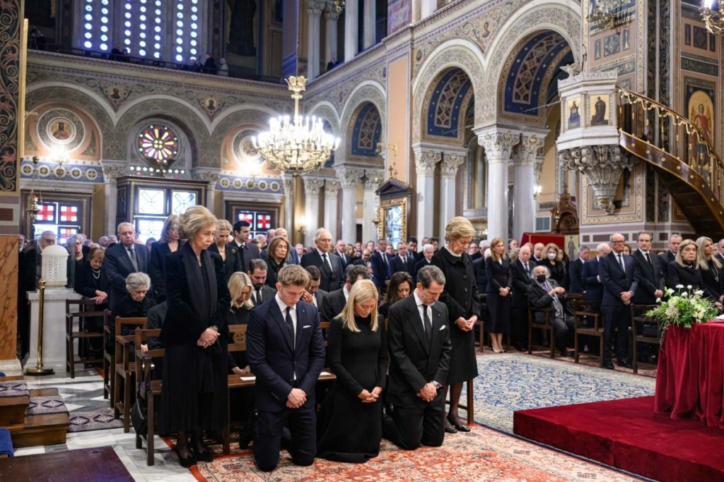 Όσα έγιναν στο 40ήμερο μνημόσυνο του τέως βασιλιά – Εικόνες μέσα από τη Μητρόπολη