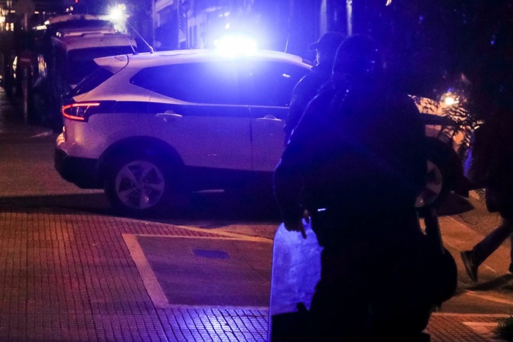 Χειροπέδες στον 40χρονο για τη δολοφονία του πατέρα του στη Ρόδο – “Βρίσκομαι σε πλεκτάνη” (vids)