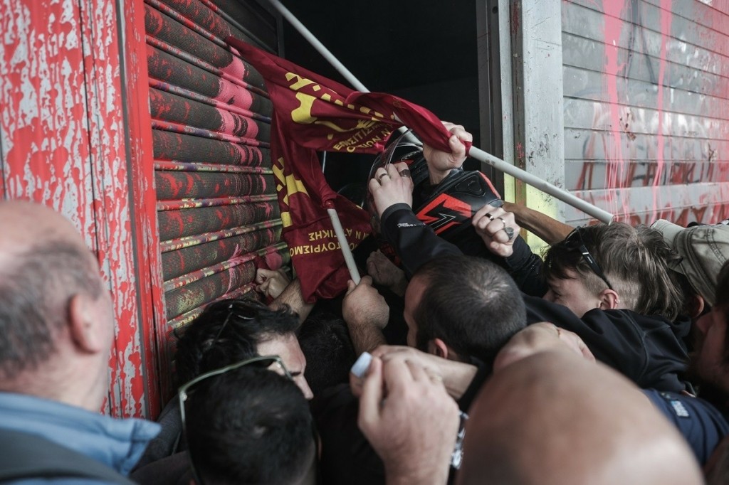 Επεισόδια και δακρυγόνα έξω από το υπουργείο Εργασίας – Τραυματισμοί και προσαγωγές (pics&vid)