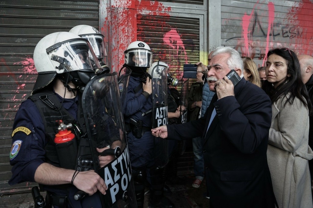Καταγγελίες κατά της κυβέρνησης για τα επεισόδια στο υπουργείο Εργασίας