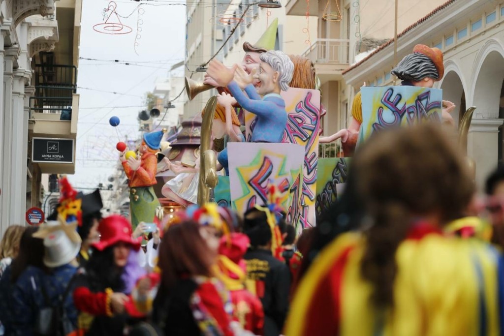 Το αλκοόλ κάνει… θραύση στο καρναβάλι της Πάτρας – 90 άτομα στο νοσοκομείο λόγω μέθης