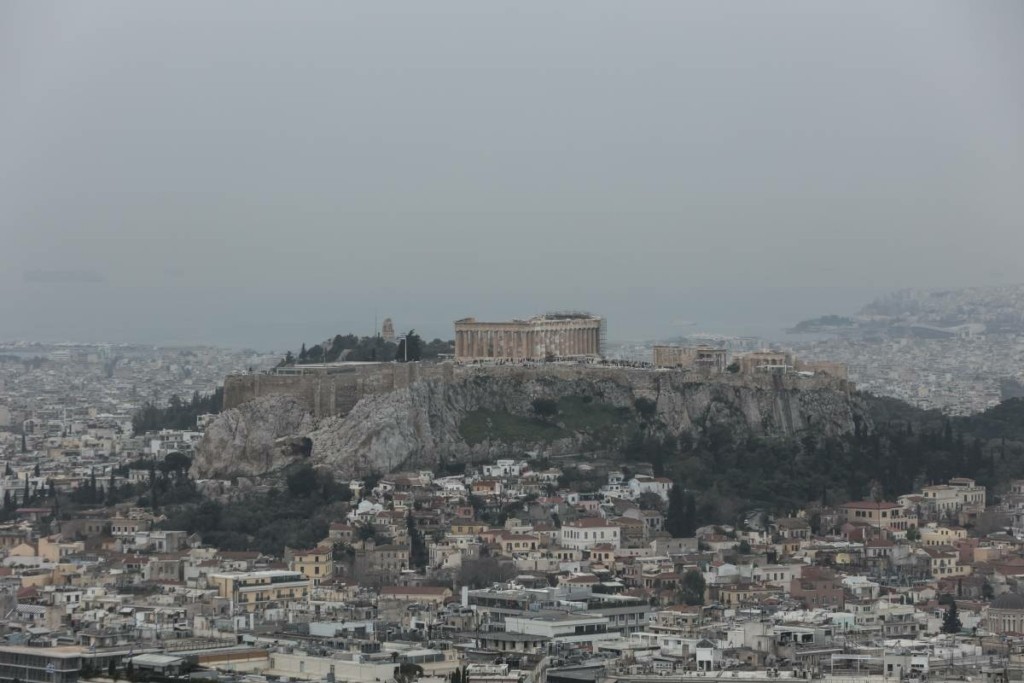 Λασποβροχές, σκόνη και υψηλές για την εποχή θερμοκρασίες – Πού θα βρέξει