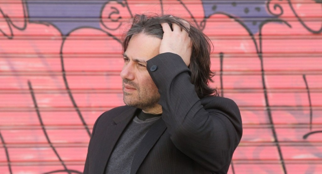 Ο Μάνος Πυροβολάκης στο DEBATER – “Με σόκαρε η αναγνωρισιμότητα με την επιτυχία του τραγουδιού ‘Στης εκκλησιάς την πόρτα'”