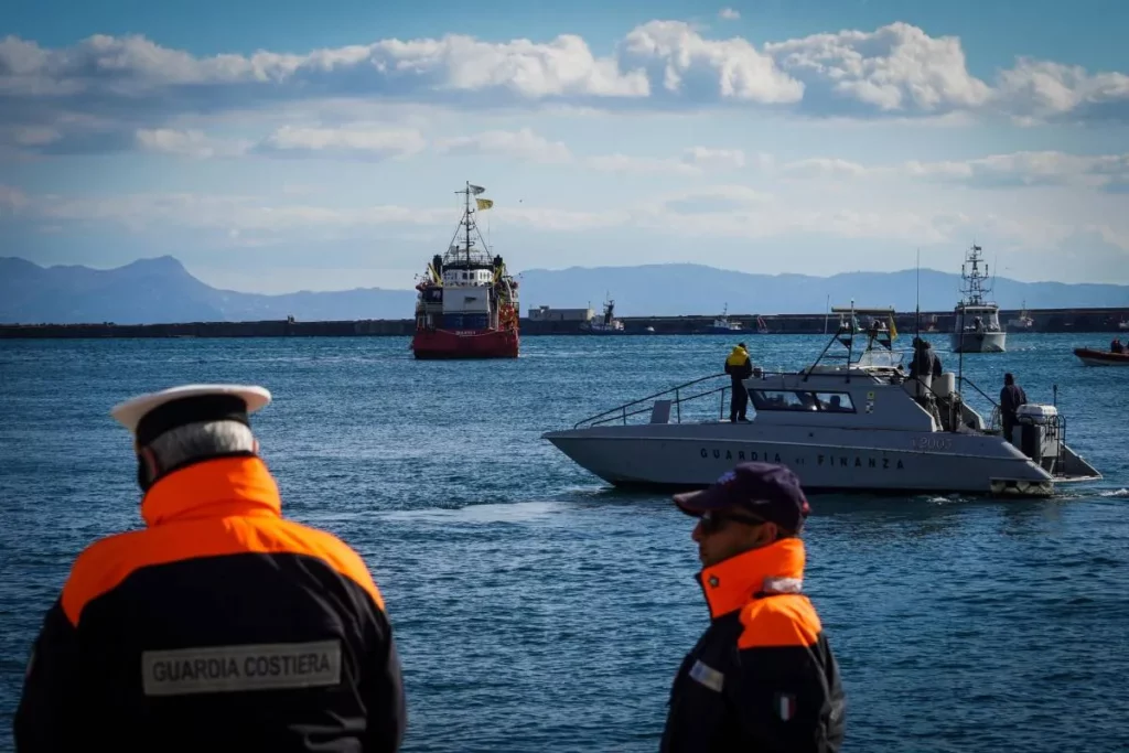 Συγκλονίζουν οι συγγενείς των θυμάτων του ναυαγίου στην Ιταλία – “Δεν τους έσωσαν γιατί είχαν μαύρα μαλλιά ή μάτια”