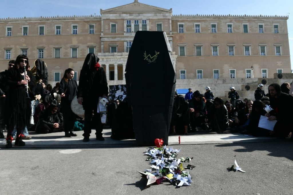 “Κηδεία” του πολιτισμού έξω από το ΣτΕ τέλεσαν οι καλλιτέχνες – Η συμβολική κίνηση και το αίτημά τους (pics&vid)