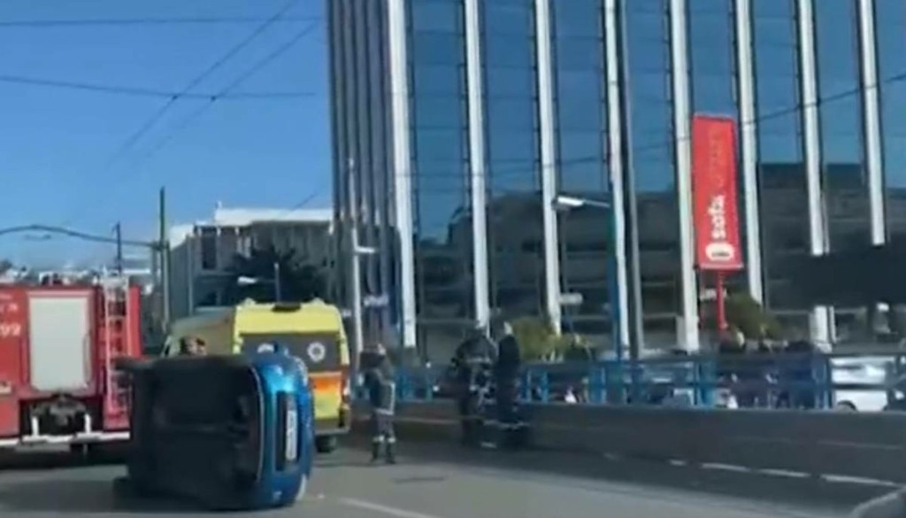 Αναποδογύρισε αυτοκίνητο στην Κηφισίας στο ύψος του Χαλανδρίου – Μεγάλο μποτιλιάρισμα (vid)