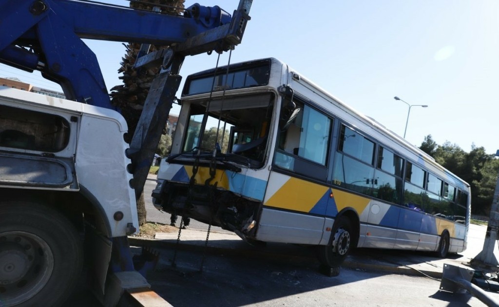 Σοβαρό τροχαίο στο κέντρο της Αθήνας με 12 τραυματίες – Λεωφορείο έπεσε πάνω σε ΙΧ – Πώς έγινε το ατύχημα
