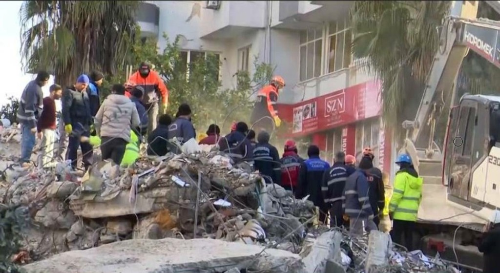 Μεγαλώνει η λίστα θανάτου σε Τουρκία και Συρία – Πάνω από 17.500 νεκροί – Ψάχνουν απεγνωσμένα για ίχνη ζωής στα ερείπια