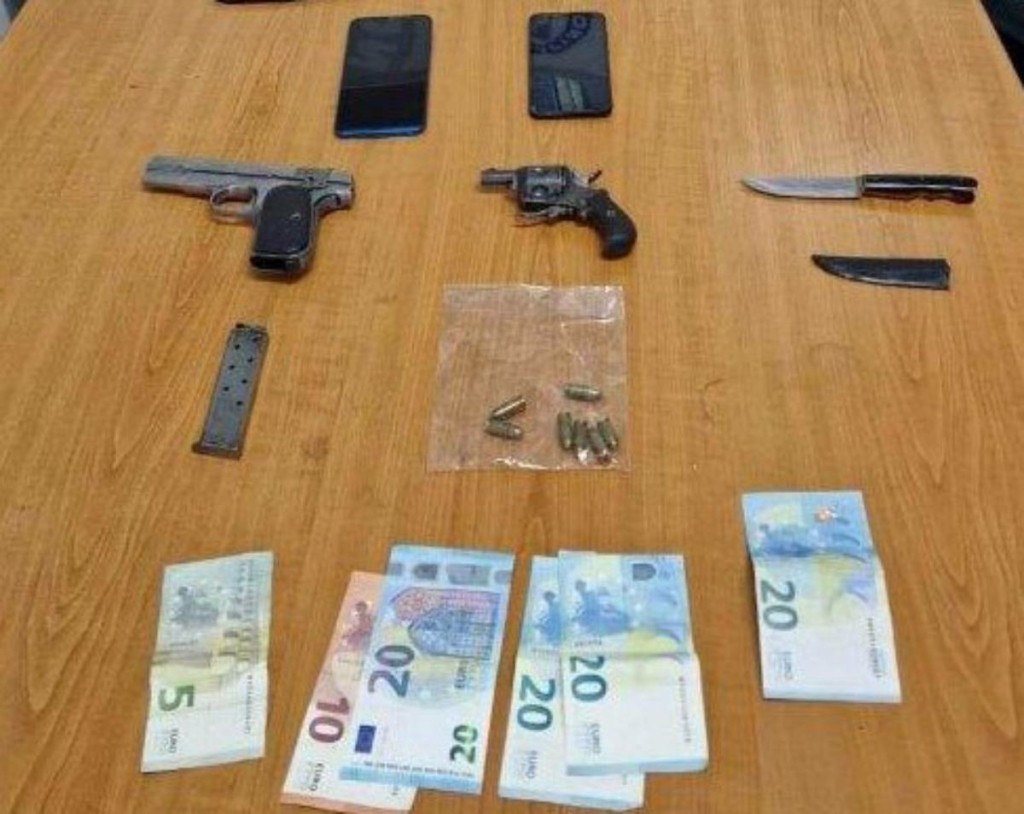 Συνελήφθησαν δύο άνδρες για την απόπειρα ληστείας σε φαρμακείο στα Πετράλωνα – Τι βρέθηκε στην κατοχή τους