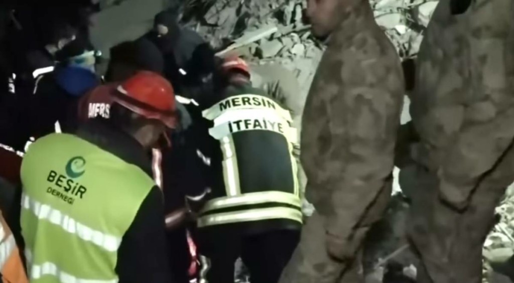 Τα “θαύματα” στα ερείπια κρατούν ζωντανή την ελπίδα – Κι άλλες διασώσεις 122 ώρες μετά το σεισμό (vids)