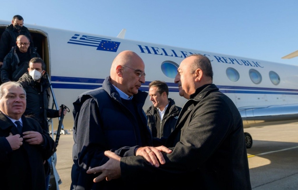 Συλλυπητήριο τηλεφώνημα Τσαβούσογλου σε Δένδια για το πολύνεκρο δυστύχημα στα Τέμπη