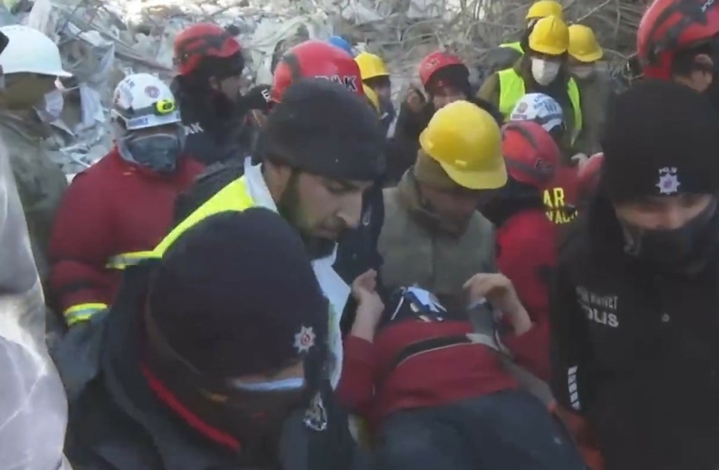 Συνεχίζουν να βγάζουν ζωντανούς από τα χαλάσματα – Απεγκλώβισαν 30χρονη και 5χρονο αγόρι (vids)