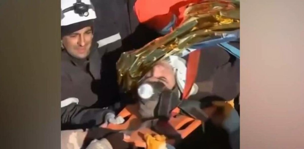 Υπερβαίνουν τους 37.000 οι νεκροί από το φονικό σεισμό – Βρίσκουν ακόμα ζωντανούς ύστερα από 8 ημέρες