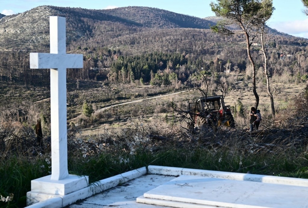 Σε στενό οικογενειακό κύκλο το τρισάγιο του τέως βασιλιά – Αποκαλυπτήρια του τάφου στο Τατόι