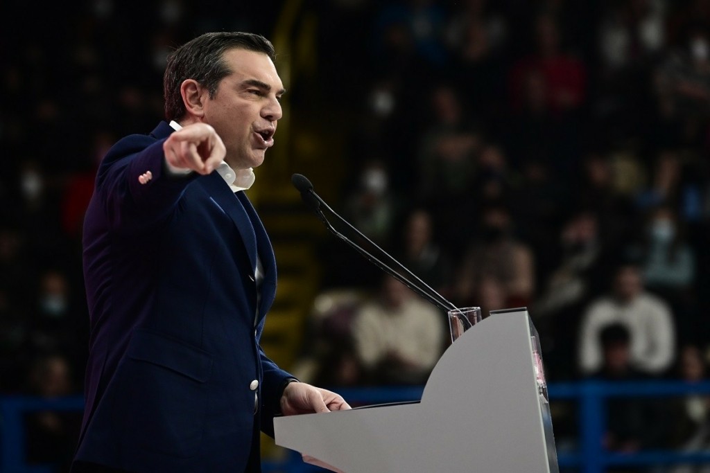 “Τα καθεστώτα πέφτουν με πάταγο και έχει έρθει η ώρα” – Σφοδρή επίθεση Τσίπρα σε Μητσοτάκη (pics&vid)