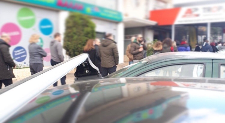 Ουρές σε όλη την Αθήνα για ένα ζευγάρι αντιολισθητικών αλυσίδων (pic)