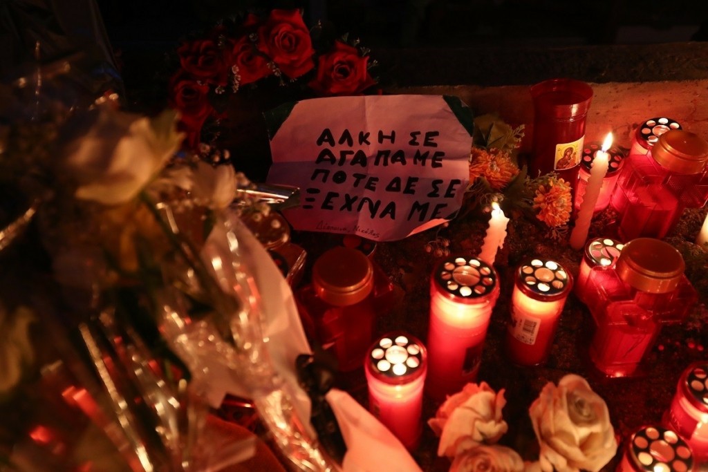 “Ποτέ ξανά νέος Άλκης” – Πλήθος κόσμου στη σιωπηρή πορεία στη Θεσσαλονίκη (pics&vids)