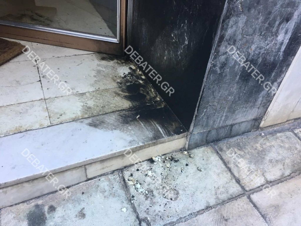 Εμπρησμός σε πολυκατοικία όπου διαμένει αστυνομικός – Βίντεο ντοκουμέντο του DEBATER