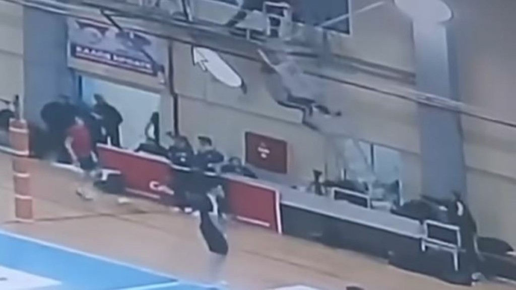Από “θαύμα” σώθηκε δημοσιογράφος που έπεσε από σκάλα τριών μέτρων – “Είχε λάδι το καντήλι μου” (vid)