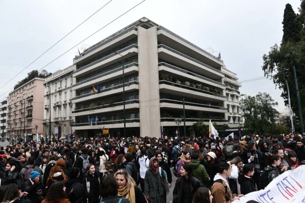 “Σε εσάς που μας ακούτε” – Οι καλλιτέχνες απαντούν με εκτενή επιστολή τους στον Γιατρομανωλάκη