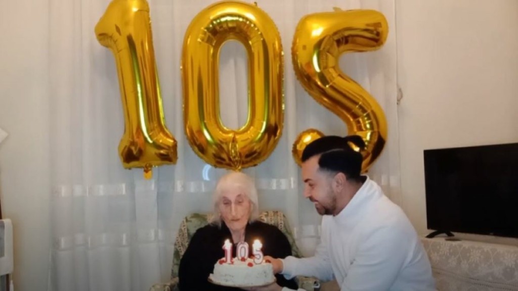 Η γιαγιά του Κωνσταντίνου Μενούνος έγινε 105! Χόρεψαν μαζί ρούμπα (vid)