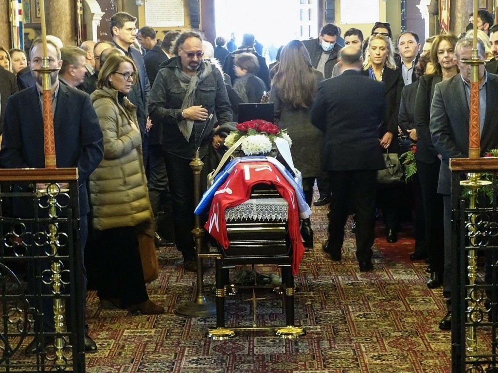 Πλήθος κόσμου είπε το “ύστατο χαίρε” στον Νεκτάριο Σαντορινιό – Παρών και ο Τσίπρας (pics&vids)