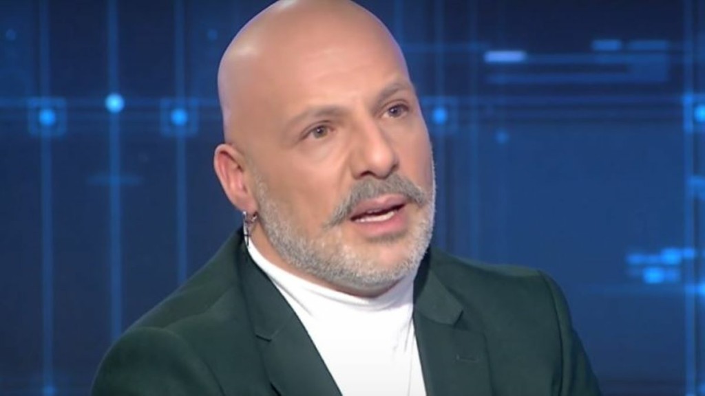 Ο Μουτσινάς μιλά πρώτη φορά για το σύμφωνο συμβίωσης με τη Συνατσάκη – “Με βοήθησε να βρω παρένθετη” (vids)