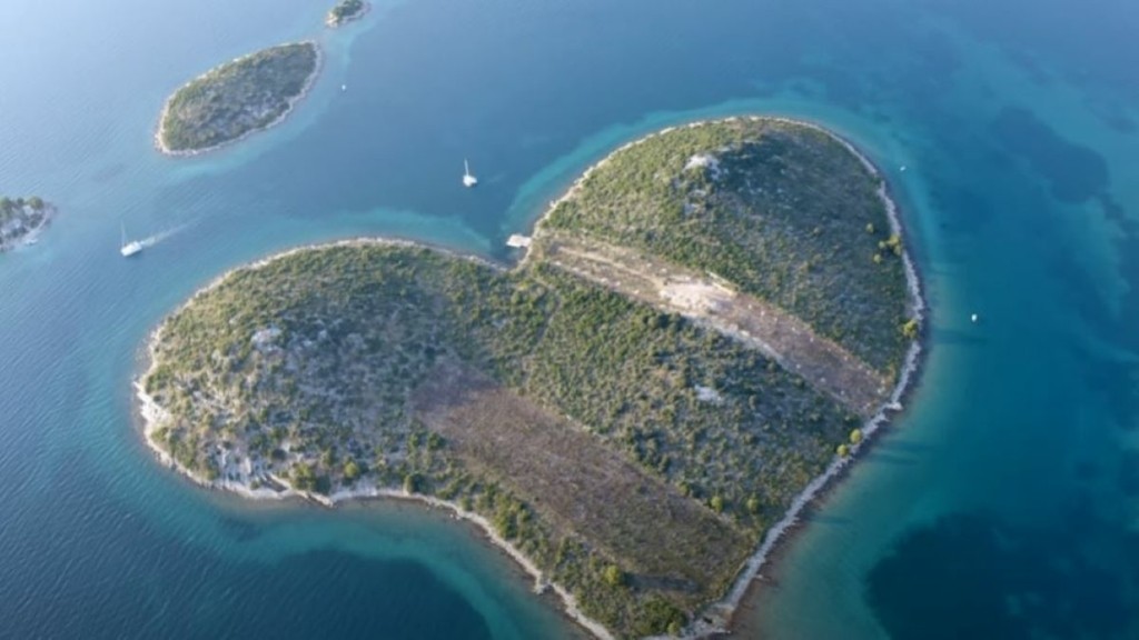 Ο Τέλειος Βαλεντίνος – Πωλείται τμήμα του κροατικού νησιού σε σχήμα καρδιάς (vid)