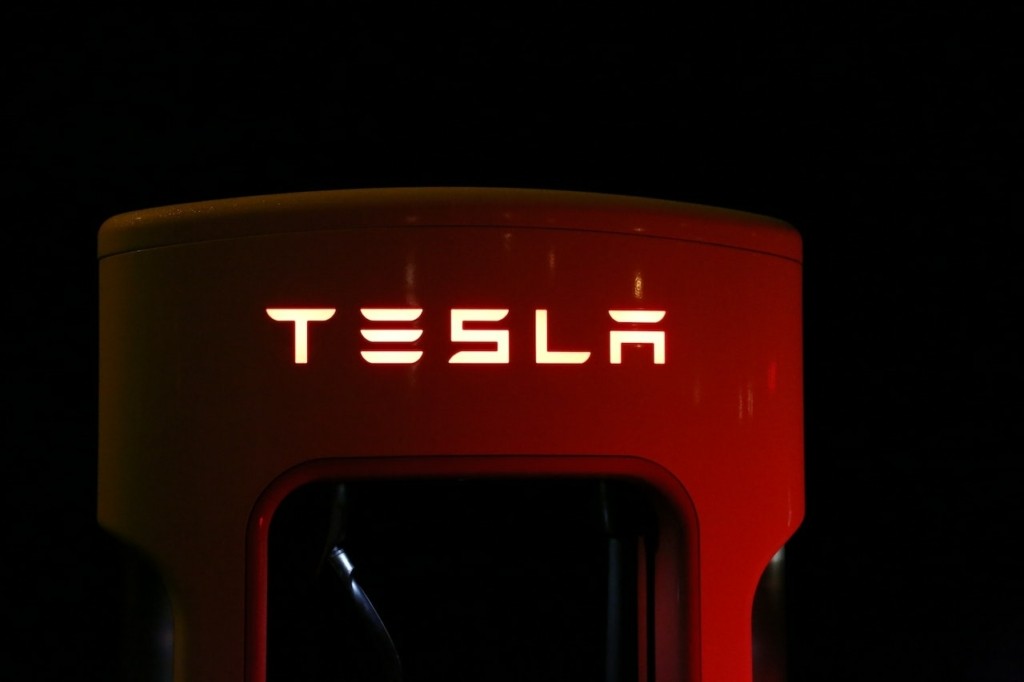 Αναστάτωση με την Tesla – Ανακαλεί σχεδόν 363.000 οχήματα λόγω προβλημάτων