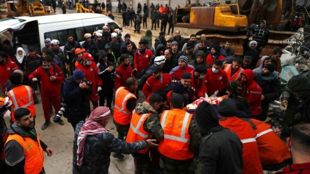 Ξεπέρασαν τις 5.000 οι νεκροί σε Τουρκία και Συρία – Ψάχνουν εναγωνίως στα χαλάσματα για επιζώντες (vids)