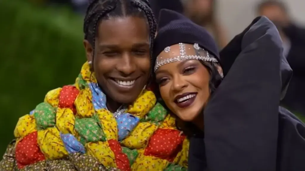 Η Rihanna φωτογραφίζεται με τον σύντροφό της Asap Rocky και τον γιο τους για τη Vogue (pics)