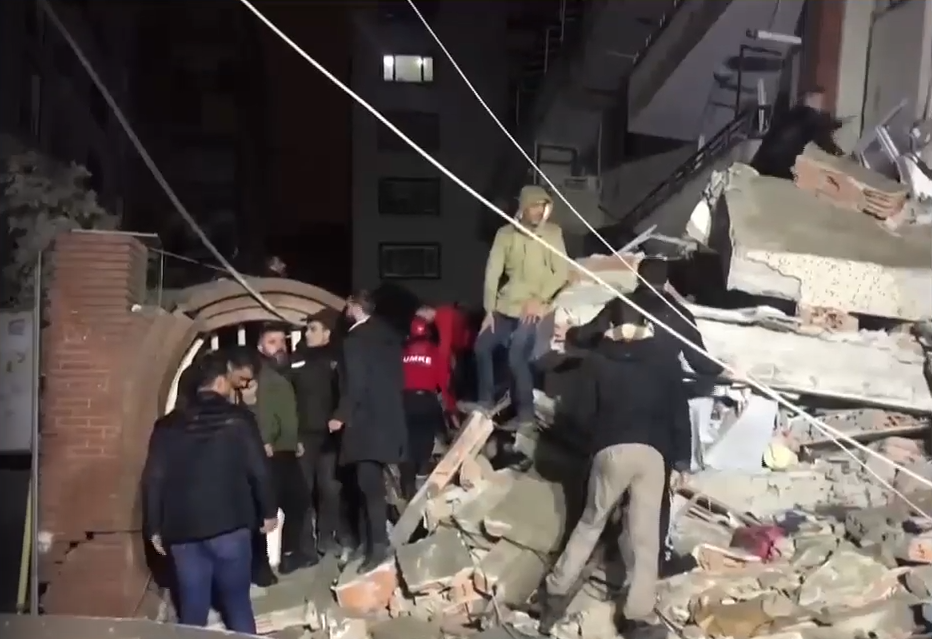 Συγκλονίζουν οι περιγραφές Έλληνα από την Τουρκία για τον σεισμό – “Ένιωθα ότι θα πέσει το κτίριο” (vid)