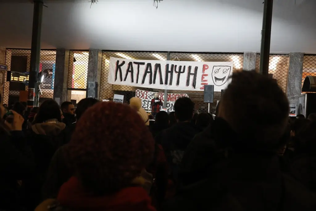 Διακοπή της κυκλοφορίας στην Πανεπιστημίου – Συναυλία έξω από το θέατρο Rex